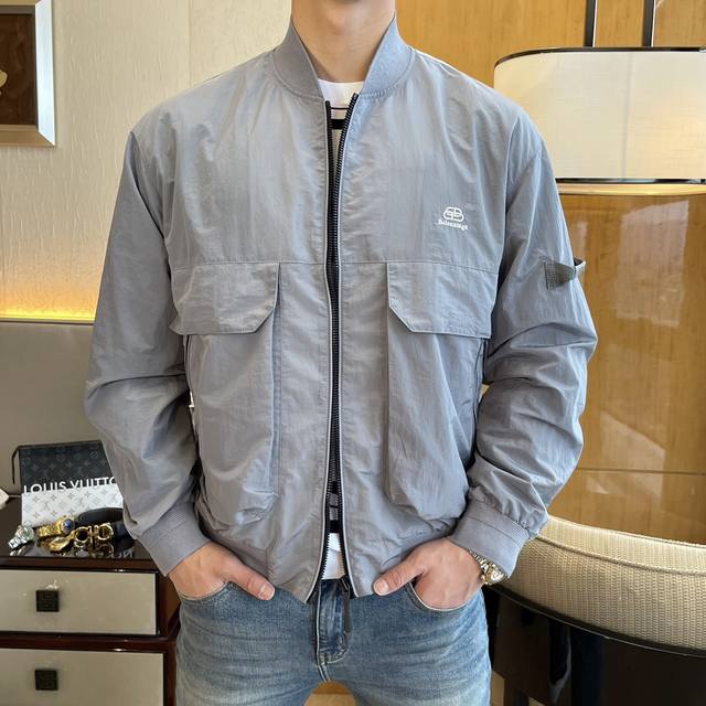年后退换 巴黎世家 Ss春装大爆款薄款夹克外套，定制高品质聚酯纤维面料！顶级时尚大牌元素Logo设计，三标齐全！原版五金辅料，线条流畅，工艺精致，上身版型超赞，