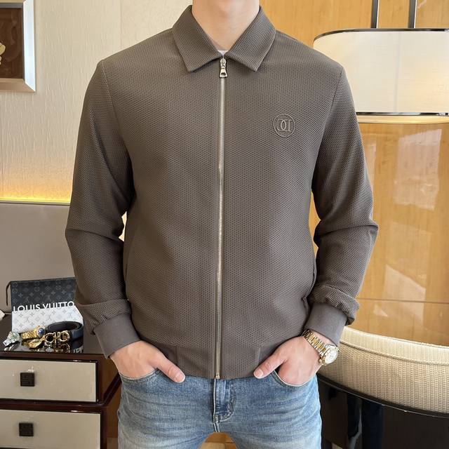 年后退换 Dg Ss春装大爆款薄款夹克外套，定制高品质聚酯纤维面料！顶级时尚大牌元素Logo设计，三标齐全！原版五金辅料，线条流畅，工艺精致，上身版型超赞，面料