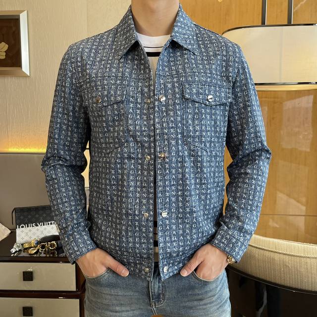 年后退换 Z尼娅 Ss春装大爆款薄款夹克外套，定制高品质聚酯纤维面料！顶级时尚大牌元素Logo设计，三标齐全！原版五金辅料，线条流畅，工艺精致，上身版型超赞，面