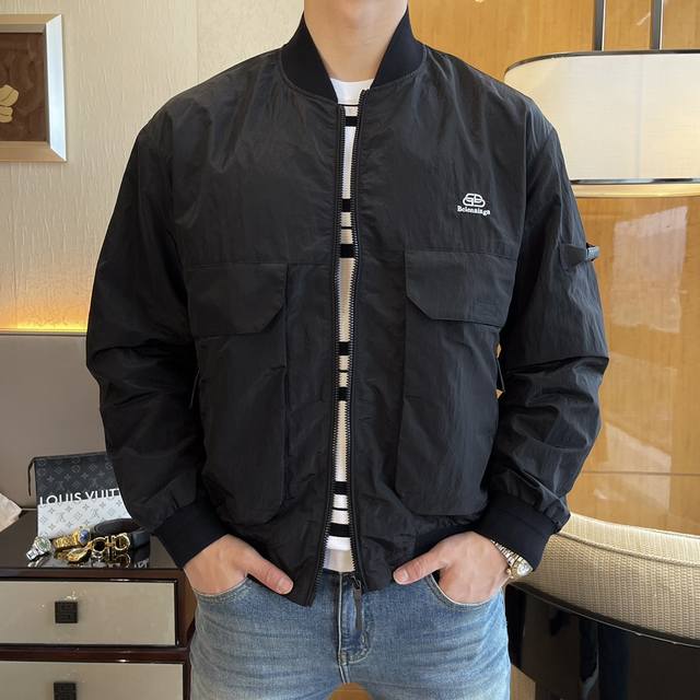 年后退换 巴黎世家 Ss年春装大爆款薄款夹克外套，定制高品质聚酯纤维面料！顶级时尚大牌元素Logo设计，三标齐全！原版五金辅料，线条流畅，工艺精致，上身版型超赞