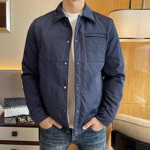 年后退换 普拉达 Ss秋装大爆款夹克外套，定制高品质聚酯纤维面料！顶级时尚大牌元素Logo设计，三标齐全！原版五金辅料，线条流畅，工艺精致，上身版型超赞，面料舒