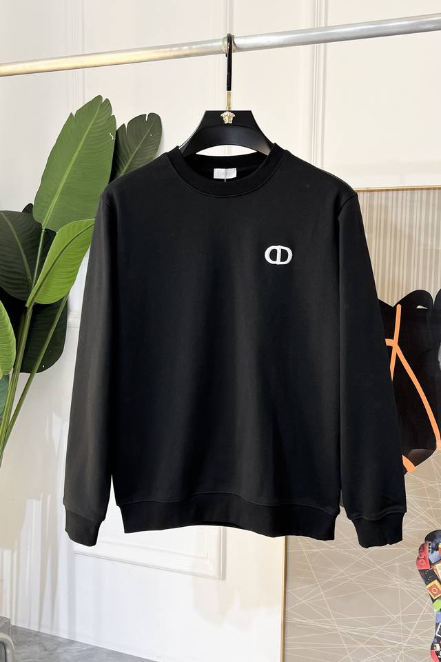 年后退换 迪奥 Ss秋季大爆新款，最高版本时尚套头卫衣、每年必出的经典之作。受各大明星的青睐推崇，精选高端欧棉混纺面料，重工艺制作，原版五金辅料Logo设计，柔