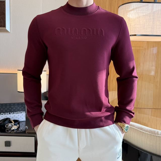 谬谬 Ss秋季大爆新款，最高版本时尚羊绒薄绒卫衣、每年必出的经典之作。受各大明星的青睐推崇，精选高端欧棉混纺面料，重工艺制作，原版五金辅料Logo设计，柔软顺滑