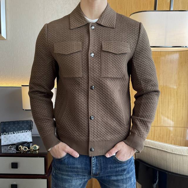 年后退换 普拉达 Ss秋装大爆款针织夹克外套，定制高品质聚酯纤维面料！顶级时尚大牌元素Logo设计，三标齐全！原版五金辅料，线条流畅，工艺精致，上身版型超赞，面