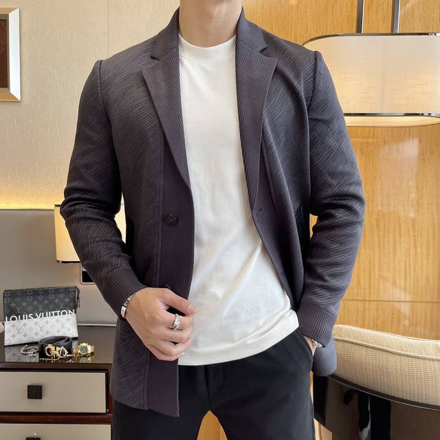 年后退换 Dg Ss秋装大爆款夹克外套，定制高品质聚酯纤维面料！顶级时尚大牌元素Logo设计，三标齐全！原版五金辅料，线条流畅，工艺精致，上身版型超赞，面料舒适