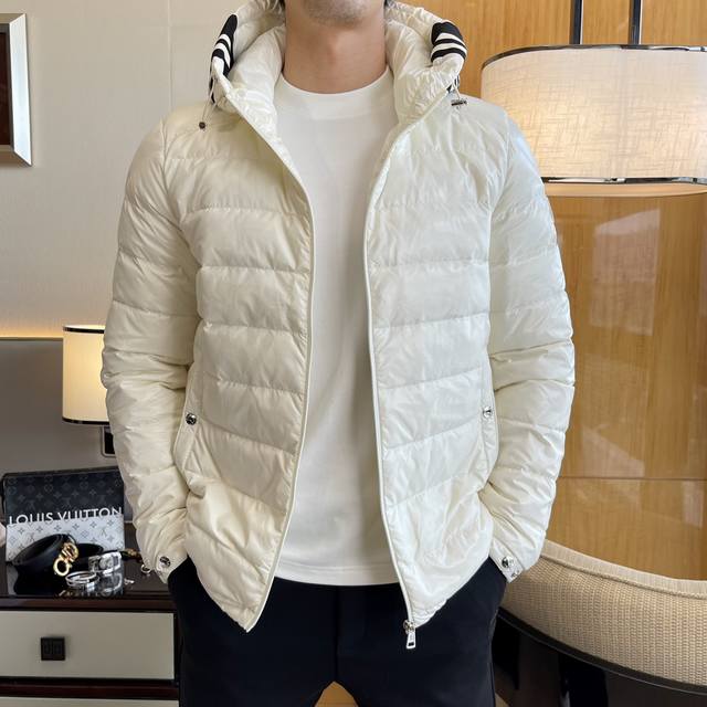 蒙口 男士商务休闲羽绒服外套，香港洋行渠道货，顶级纯正血统品质，原厂代工出品，24F W秋冬新品，高端一线成衣系列！ 作为Mo家族系列中最有力的法宝，积攒了极高