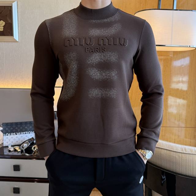 谬谬 Ss秋季大爆新款，最高版本时尚套头厚款薄绒卫衣、每年必出的经典之作。受各大明星的青睐推崇，精选高端欧棉混纺面料，重工艺制作，原版五金辅料Logo设计，柔软