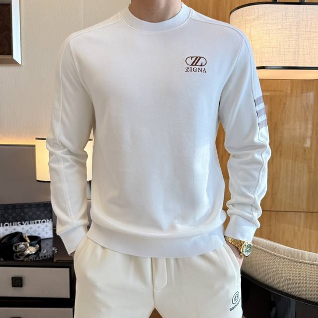 杰尼娅 Ss秋季大爆新款，最高版本时尚薄绒卫衣、每年必出的经典之作。受各大明星的青睐推崇，精选高端欧棉混纺面料，重工艺制作，原版五金辅料Logo设计，柔软顺滑，