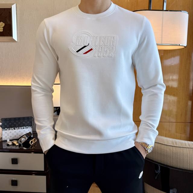 蒙口 Ss秋季大爆新款，最高版本时尚套头厚款薄绒卫衣、每年必出的经典之作。受各大明星的青睐推崇，精选高端欧棉混纺面料，重工艺制作，原版五金辅料Logo设计，柔软