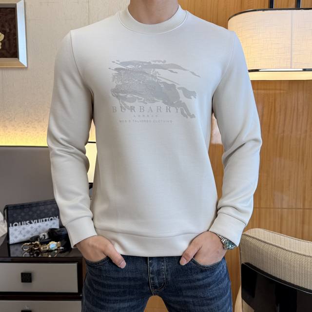 巴宝莉 Ss秋季大爆新款，最高版本时尚套头薄绒卫衣、每年必出的经典之作。受各大明星的青睐推崇，精选高端欧棉混纺面料，重工艺制作，原版五金辅料Logo设计，柔软顺