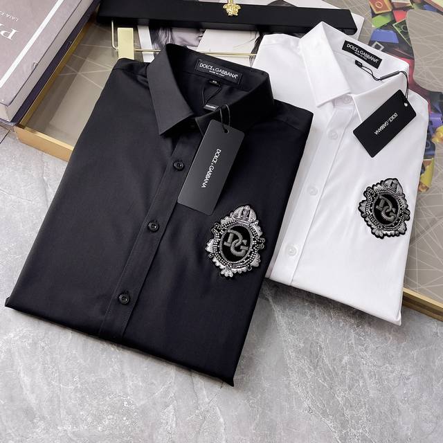 年后退换 Dg Ss春装时尚大爆款精品长袖衬衫，贸易公司渠道货，品相完美如斯，属于入柜级别，可预见性的爆款，高级定制进口高级棉混纺面料，大师级剪裁，质感无敌，亲