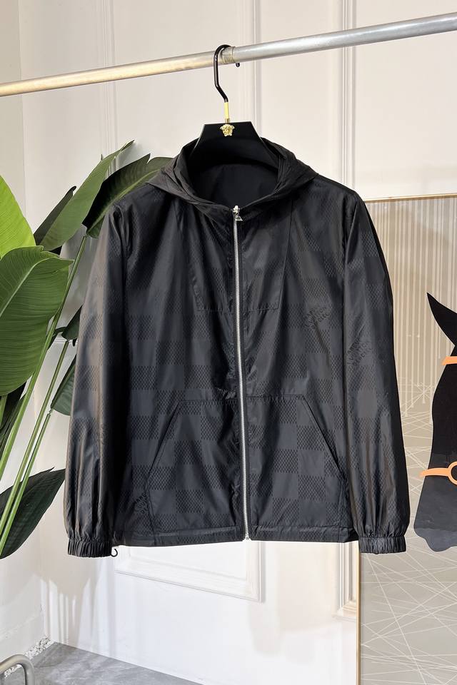 年后退换 Lv 2025Ss蛇年贺岁款春装双面穿夹克外套，定制高品质聚酯纤维面料！顶级时尚大牌元素Logo设计，三标齐全！原版五金辅料，线条流畅，工艺精致，上身