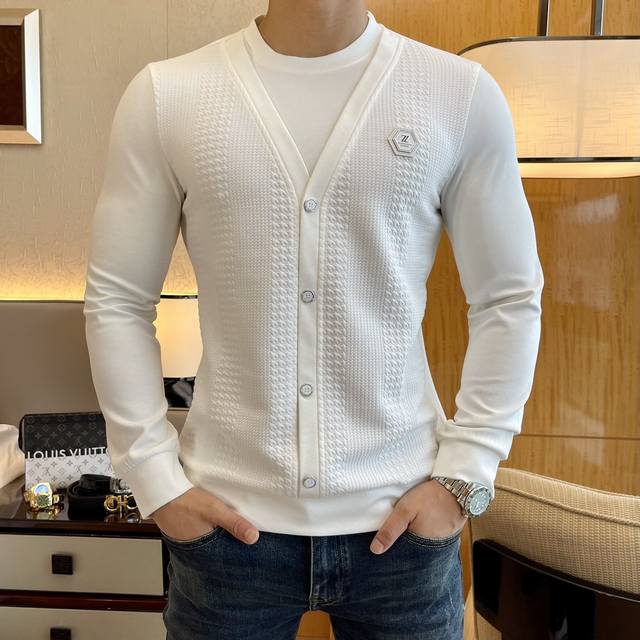 年后退换 Z尼娅 Ss秋季大爆新款，最高版本时尚假两件卫衣、每年必出的经典之作。受各大明星的青睐推崇，精选高端欧棉混纺面料，重工艺制作，原版五金辅料Logo设计