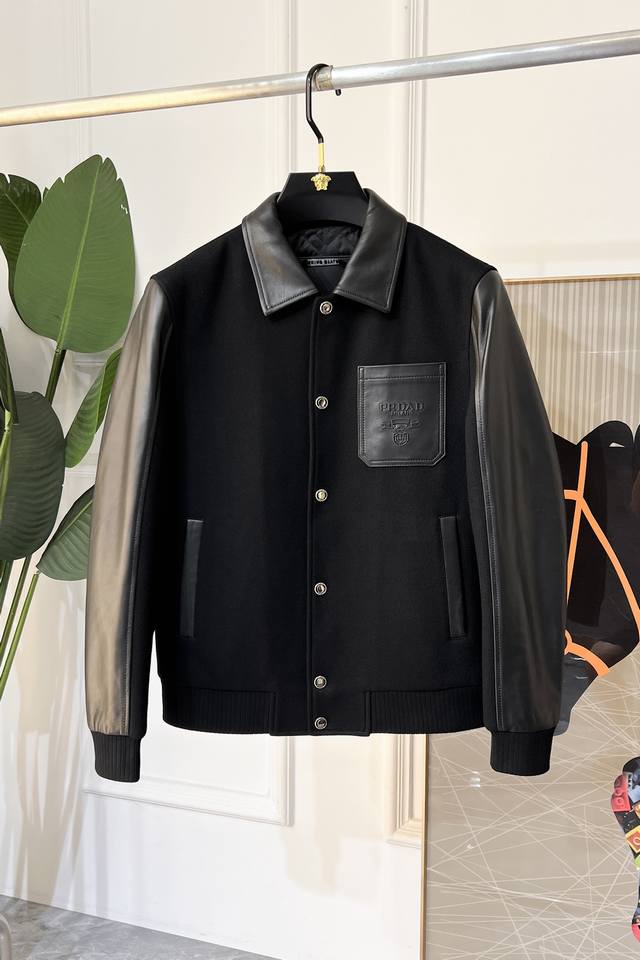 年后退换 普拉达 Ss秋装大爆款真皮拼接羊毛夹克外套，定制高品质聚酯纤维+绵羊毛面料！顶级时尚大牌元素Logo设计，三标齐全！原版五金辅料，线条流畅，工艺精致，