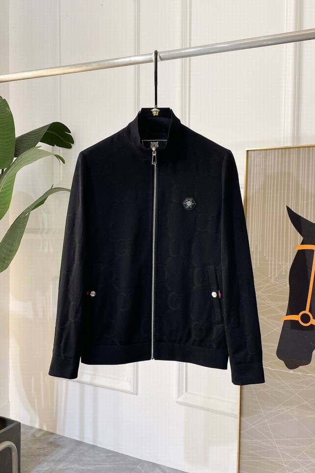 年后退换 G奇 Ss春装大爆款薄款夹克外套，定制高品质聚酯纤维面料！顶级时尚大牌元素Logo设计，三标齐全！原版五金辅料，线条流畅，工艺精致，上身版型超赞，面料