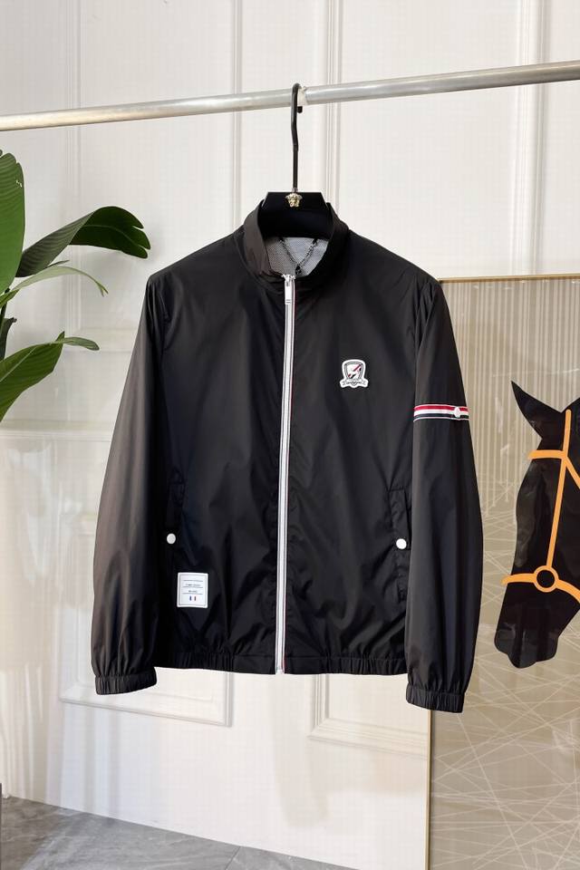 年后退换 Tb Ss春装大爆款薄款夹克外套，定制高品质聚酯纤维面料！顶级时尚大牌元素Logo设计，三标齐全！原版五金辅料，线条流畅，工艺精致，上身版型超赞，面料