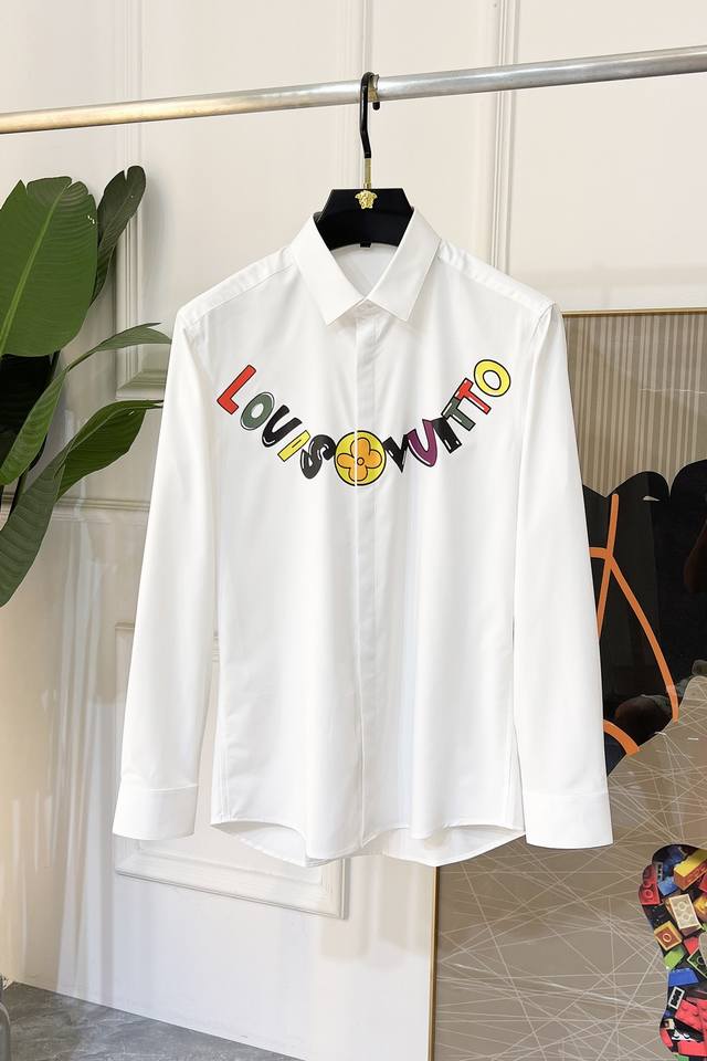 年后退换 Lv Ss春装时尚大爆款精品长袖衬衫，贸易公司渠道货，品相完美如斯，属于入柜级别，可预见性的爆款，高级定制进口高级棉混纺面料，大师级剪裁，质感无敌，亲