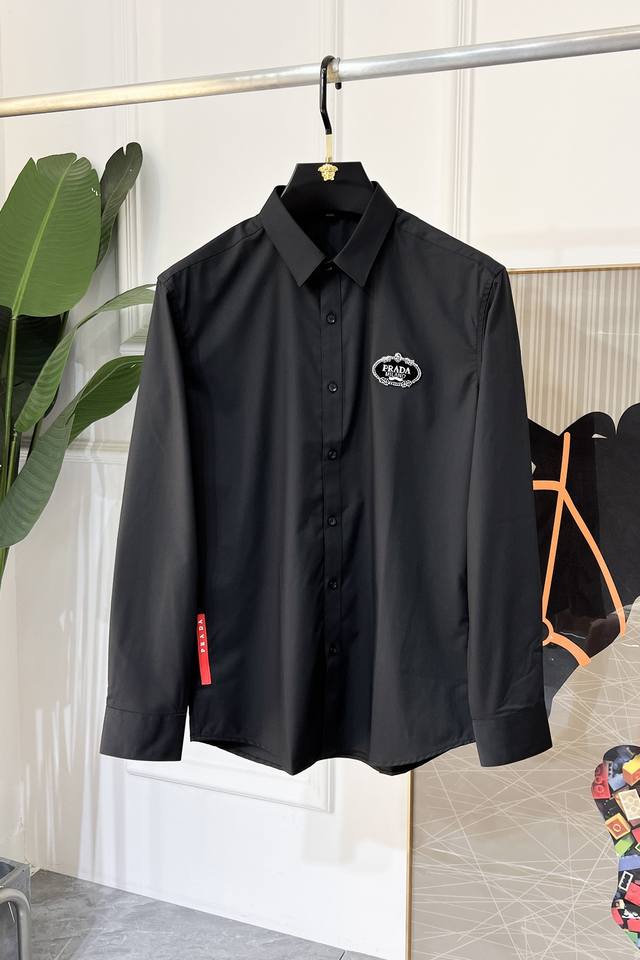 年后退换 普拉达 Ss春装时尚大爆款精品长袖衬衫，贸易公司渠道货，品相完美如斯，属于入柜级别，可预见性的爆款，高级定制进口高级棉混纺面料，大师级剪裁，质感无敌，