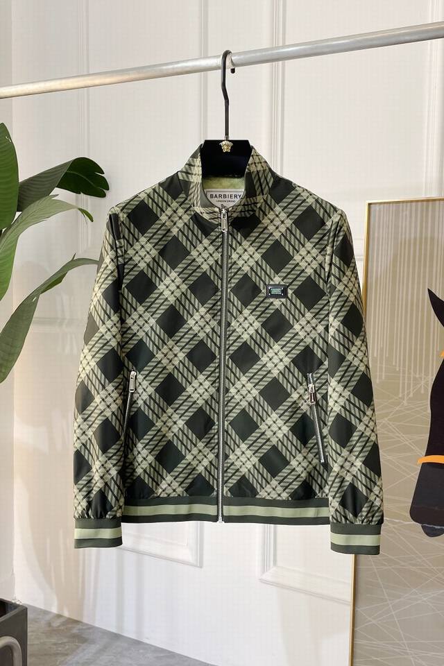 年后退换 巴宝莉- Ss春装大爆款薄款夹克外套，定制高品质聚酯纤维面料！顶级时尚大牌元素Logo设计，三标齐全！原版五金辅料，线条流畅，工艺精致，上身版型超赞，