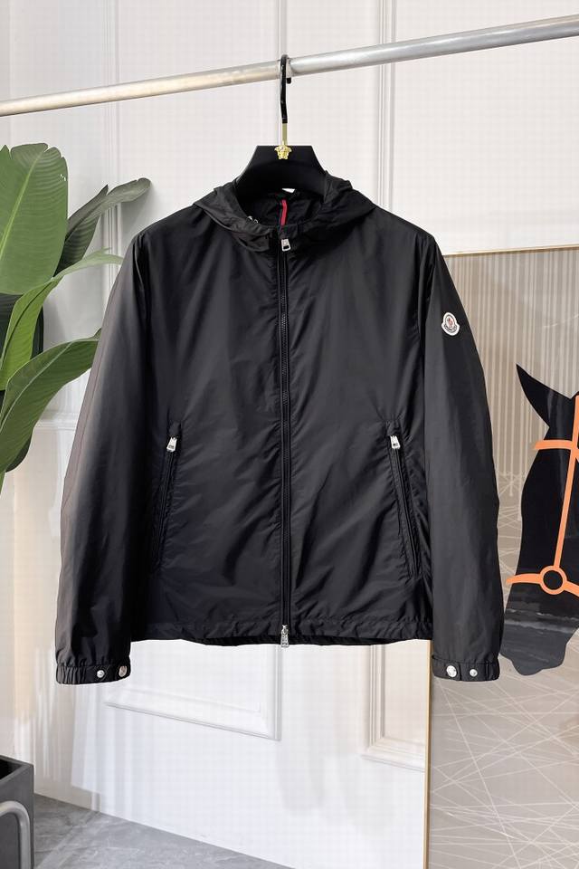 年后退换 蒙口 Ss龙年春装大爆款薄款夹克外套，定制高品质聚酯纤维面料！顶级时尚大牌元素Logo设计，三标齐全！原版五金辅料，线条流畅，工艺精致，上身版型超赞，