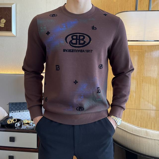 年后退换 巴黎世家 Ss秋季大爆新款，最高版本时尚套头卫衣、每年必出的经典之作。受各大明星的青睐推崇，精选高端欧棉混纺面料，重工艺制作，原版五金辅料Logo设计