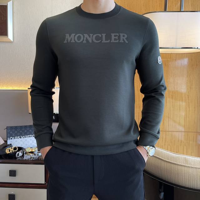 年后退换 蒙口 Ss秋季大爆新款，最高版本时尚套头卫衣、每年必出的经典之作。受各大明星的青睐推崇，精选高端欧棉混纺面料，重工艺制作，原版五金辅料Logo设计，柔