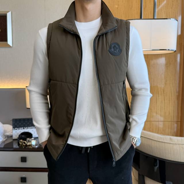 大爆款 蒙口 Ss春夏新品外贸公司订单 简约风格时尚马甲 进口原版高级棉混纺面料，垂度和光泽绝对是提气，更显青春活力，车工走线整齐平整，所有五金附料都是客供带顶