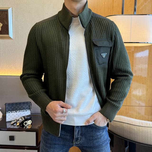 普拉达 Ss秋装大爆款羊毛夹克外套，定制高品质聚酯纤维面料！顶级时尚大牌元素Logo设计，三标齐全！原版五金辅料，线条流畅，工艺精致，上身版型超赞，面料舒适，挡