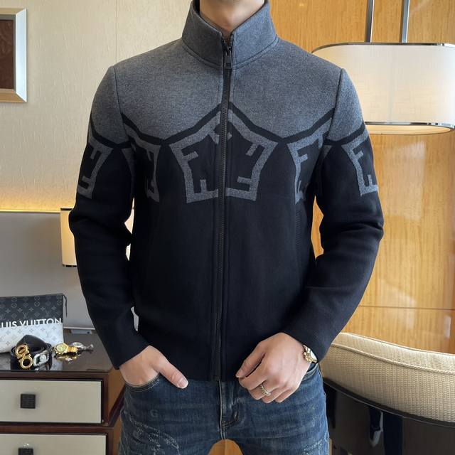 芬迪 Ss秋装大爆款羊毛夹克外套，定制高品质聚酯纤维面料！顶级时尚大牌元素Logo设计，三标齐全！原版五金辅料，线条流畅，工艺精致，上身版型超赞，面料舒适，挡风