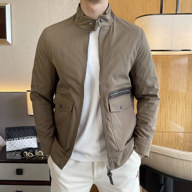 Tf Ss秋装大爆款夹克外套，定制高品质聚酯纤维面料！顶级时尚大牌元素Logo设计，三标齐全！原版五金辅料，线条流畅，工艺精致，上身版型超赞，面料舒适，挡风保暖