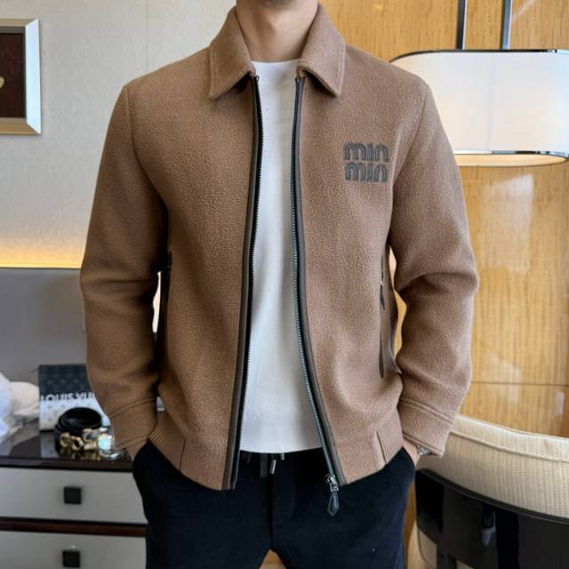 谬谬 Ss秋装大爆款羊毛夹克外套，市场最高版本！定制高品质聚酯纤维羊毛面料！顶级时尚大牌元素Logo设计，三标齐全！原版五金辅料，线条流畅，工艺精致，上身版型超