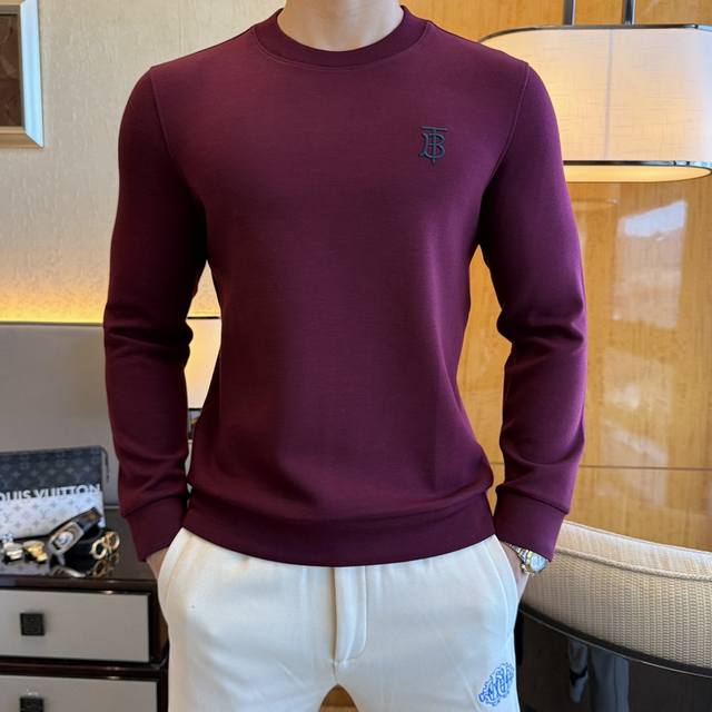 巴宝莉 Ss秋季大爆新款，最高版本时尚套头厚款薄绒卫衣、每年必出的经典之作。受各大明星的青睐推崇，精选高端欧棉混纺面料，重工艺制作，原版五金辅料Logo设计，柔