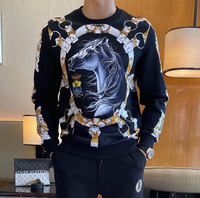 年后退换 爱玛仕 Ss秋季大爆新款，最高版本时尚欧货印花卫衣、每年必出的经典之作。受各大明星的青睐推崇，精选高端欧棉面料，重工数码印花工艺设计，柔软顺滑，质地密