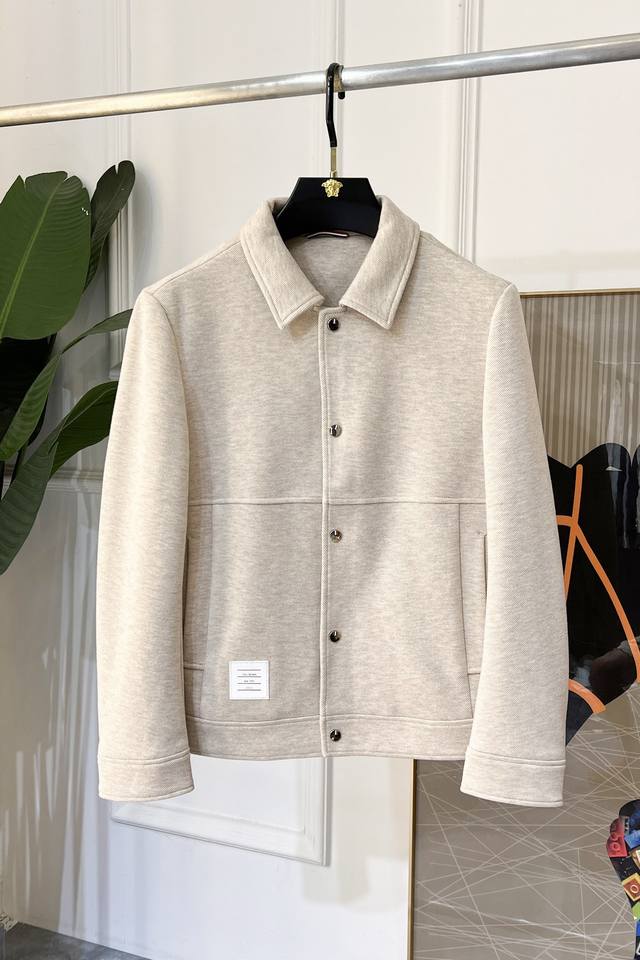 年后退换 Tb Ss秋装大爆款夹克外套，市场最高版本！定制高品质聚酯纤维面料！顶级时尚大牌元素Logo设计，三标齐全！原版五金辅料，线条流畅，工艺精致，上身版型