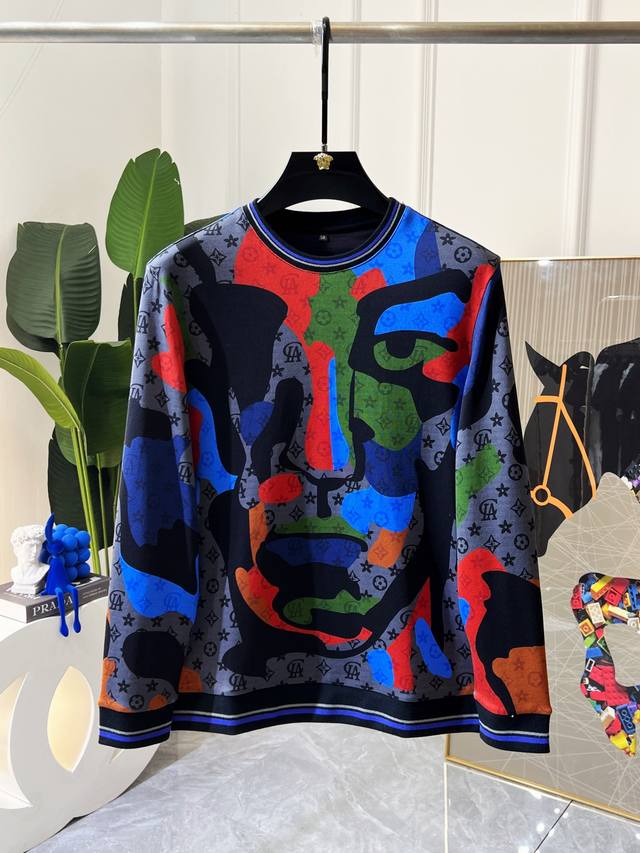 年后退换 Lv Ss秋季大爆新款，最高版本时尚套头卫衣、每年必出的经典之作。受各大明星的青睐推崇，精选高端欧棉混纺面料，重工艺制作，原版五金辅料Logo设计，柔