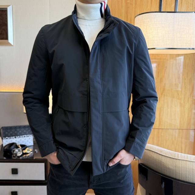 阿玛尼 Ss专柜大爆款时尚尚棉衣夹克，高档防风聚酯纤维面料制作，重工艺设计，专柜最新品牌元素设计，让男人更帅气有型，面料贴身舒适，保暖性非常强！定制原版五金辅料