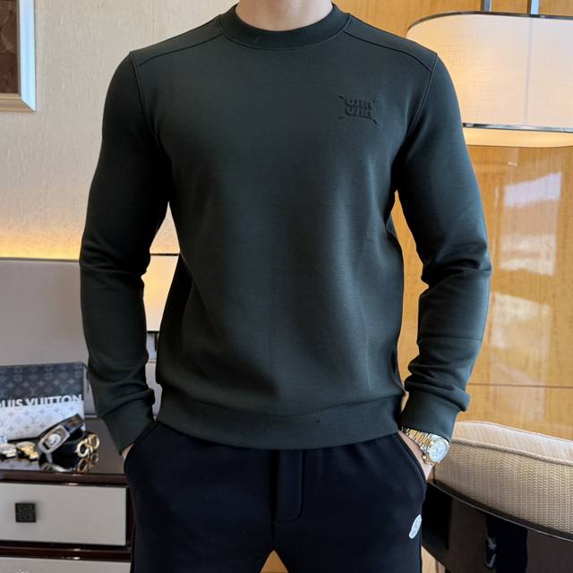 谬谬 Ss秋季大爆新款，最高版本时尚厚款薄绒套头卫衣、每年必出的经典之作。受各大明星的青睐推崇，精选高端欧棉混纺面料，重工艺制作，原版五金辅料Logo设计，柔软