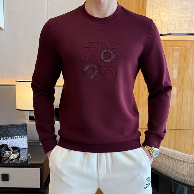 罗薏葳 Ss秋季大爆新款，最高版本时尚薄绒卫衣、每年必出的经典之作。受各大明星的青睐推崇，精选高端欧棉混纺面料，重工艺制作，原版五金辅料Logo设计，柔软顺滑，