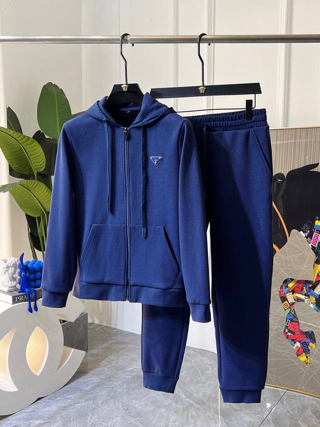 P拉达 Ss秋装新品休闲加绒套装！明星最爱时装味休闲套装 简单大方，官网1：1工艺设计！干净利落剪裁 都市风十足 可供独家顶级定制面料，手感软糯干爽，上身效果挺