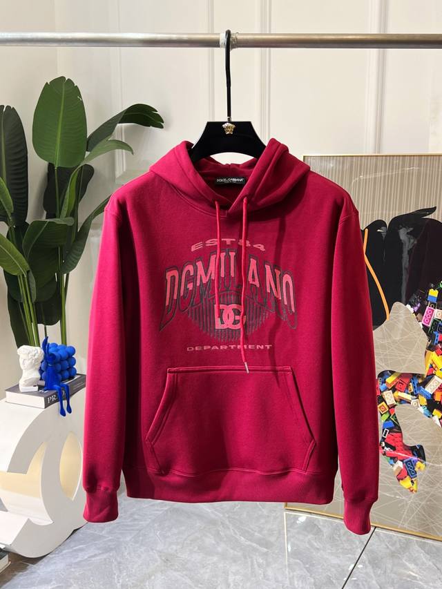 Dg Ss秋季大爆新款，最高版本时尚连帽加绒卫衣、每年必出的经典之作。受各大明星的青睐推崇，精选高端欧棉混纺面料，重工艺制作，原版五金辅料Logo设计，柔软顺滑