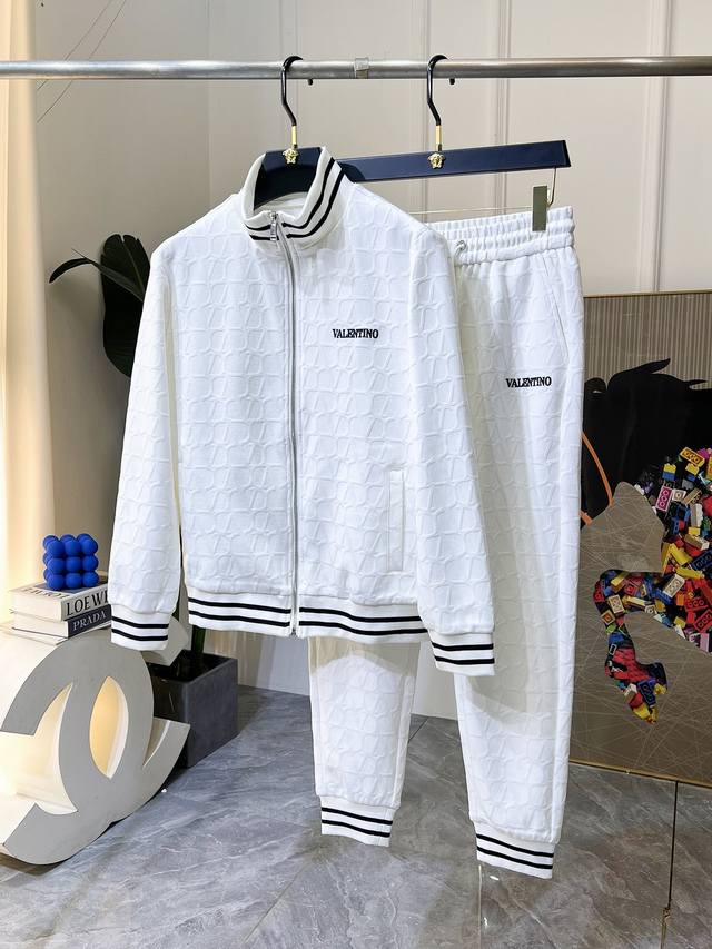 华伦天奴 Ss秋装新品休闲夹克套装！明星最爱时装味休闲套装 简单大方，官网1：1工艺设计！干净利落剪裁 都市风十足 可供独家顶级定制面料，手感软糯干爽，上身效果