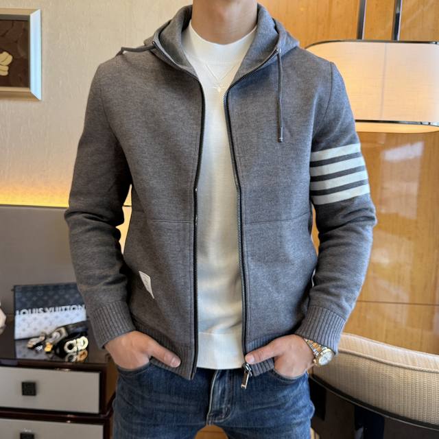 Tb Ss秋装大爆款羊毛夹克外套，定制高品质聚酯纤维面料！顶级时尚大牌元素Logo设计，三标齐全！原版五金辅料，线条流畅，工艺精致，上身版型超赞，面料舒适，挡风