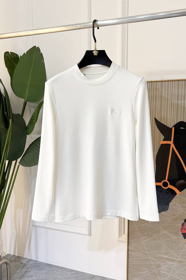 巴宝莉 高端成衣系列24Ss秋冬季节新品时尚轻奢经典时尚圆领长袖！秋冬必入的单品，轻熟男士穿搭！ 精致常规的版型，俗称经典简洁干练，实穿性佳经典的纯色设计，可单