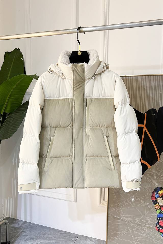 杰尼娅 男士连帽加厚面连帽灯芯绒面料，保暖冬季 所见之皮皆为真皮，高端货 连帽设计，可拆卸，商务与休闲兼并 这款羽绒采用可拆卸的连帽设计，随意穿搭可任意调节，整