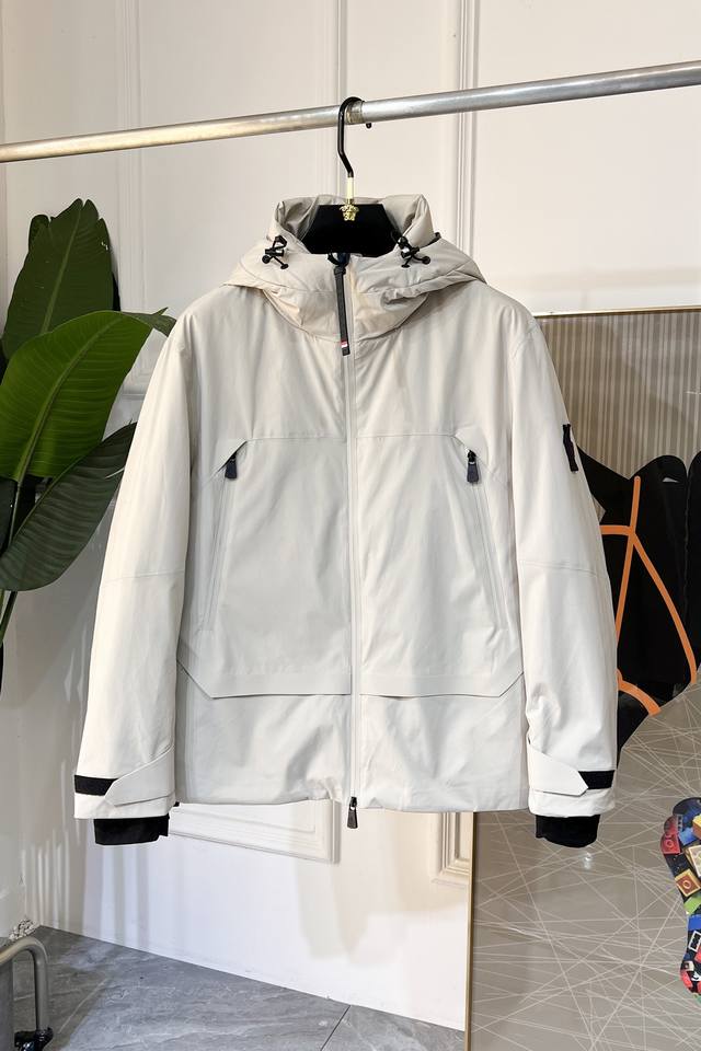 Mon家家高版本。秋冬新款羽绒服 原版1:1订制五金配件全进口原版定制 欢迎专柜对比 绝对的高品质 采用顶级90白鸭绒 超柔软 充羽量蓬松饱满 超级重工 面料做