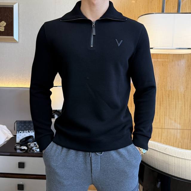 华伦天奴 Ss秋季大爆新款，最高版本时尚套头羊绒卫衣、每年必出的经典之作。受各大明星的青睐推崇，精选高端欧棉混纺面料，重工艺制作，原版五金辅料Logo设计，柔软