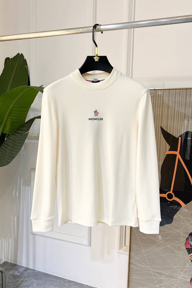 蒙口 早秋新品 男士长袖德绒打底衫，采用定制高级棉面料 时尚大牌元素Logo设计，柔软细腻舒适保暖，多重工艺制作，男人的衣柜都少不了基础打底衫 随时随地都可以拿