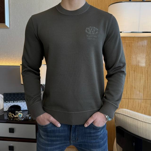 V伦天奴 Ss秋季大爆新款，最高版本时尚套头羊毛卫衣、每年必出的经典之作。受各大明星的青睐推崇，精选高端欧棉羊毛混纺面料，重工艺制作，原版五金辅料Logo设计，