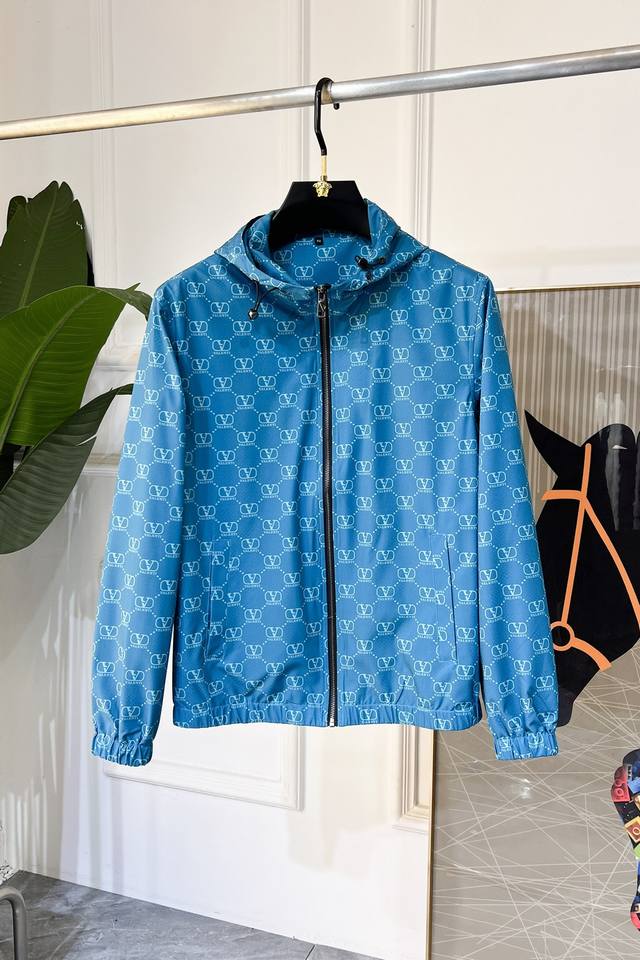 华伦天奴 Ss秋装大爆款夹克外套，定制高品质聚酯纤维面料！顶级时尚大牌元素Logo设计，三标齐全！原版五金辅料，线条流畅，工艺精致，上身版型超赞，面料舒适，挡风