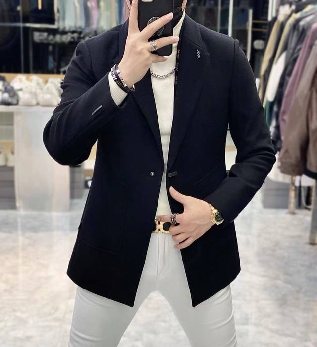 杰尼娅 Ss秋装大爆款休闲中长款羊毛西装外套 最为时尚简约设计，大气得体，随意中凸显精致。面料 此款科技定制聚酯纤维羊毛面料， 不是传统的设计 更加显得年轻时尚